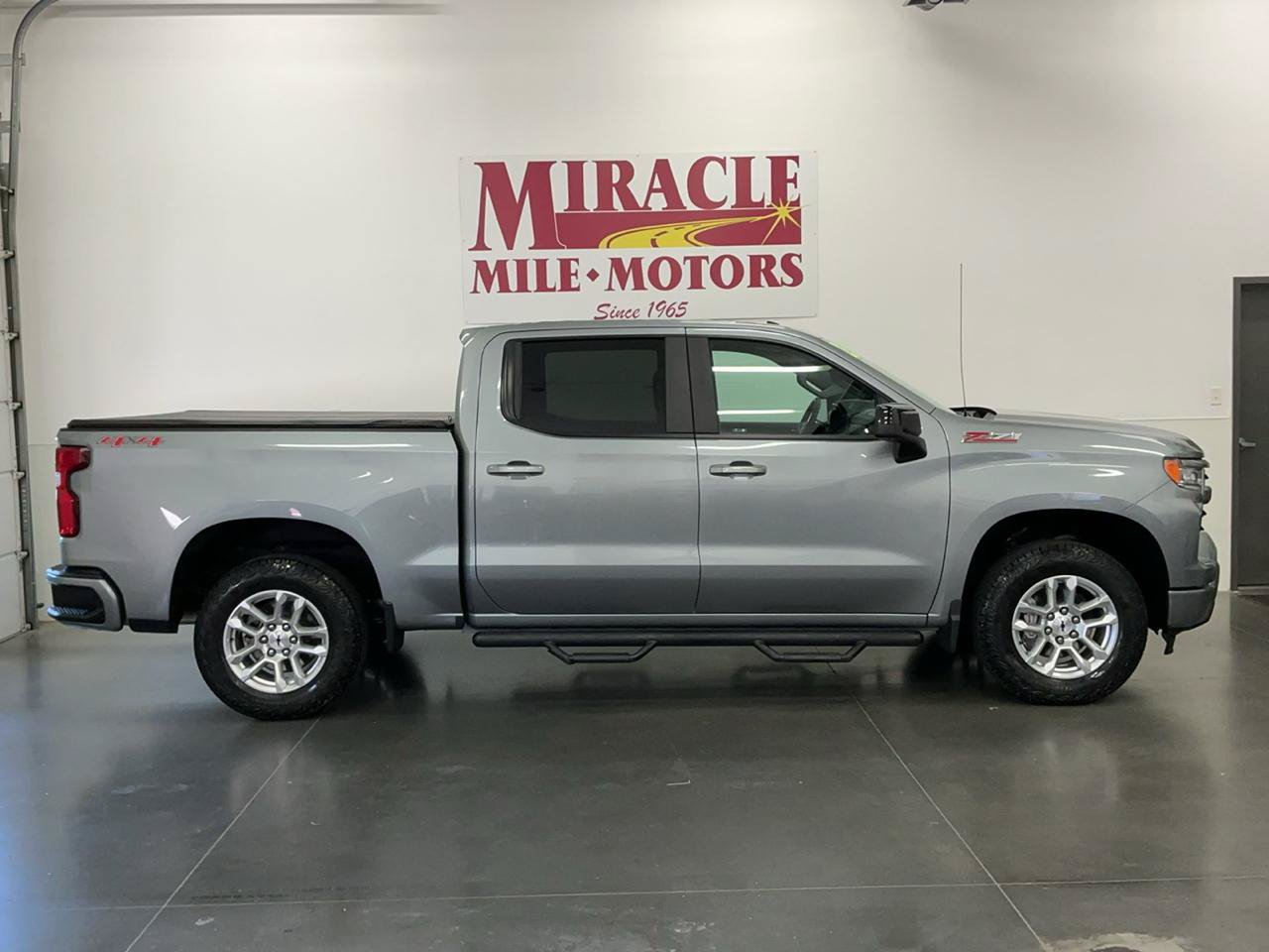 Used 2023 Chevrolet Silverado 1500 RST w/ Z71 Off-Road Package AWD/4WD image 6