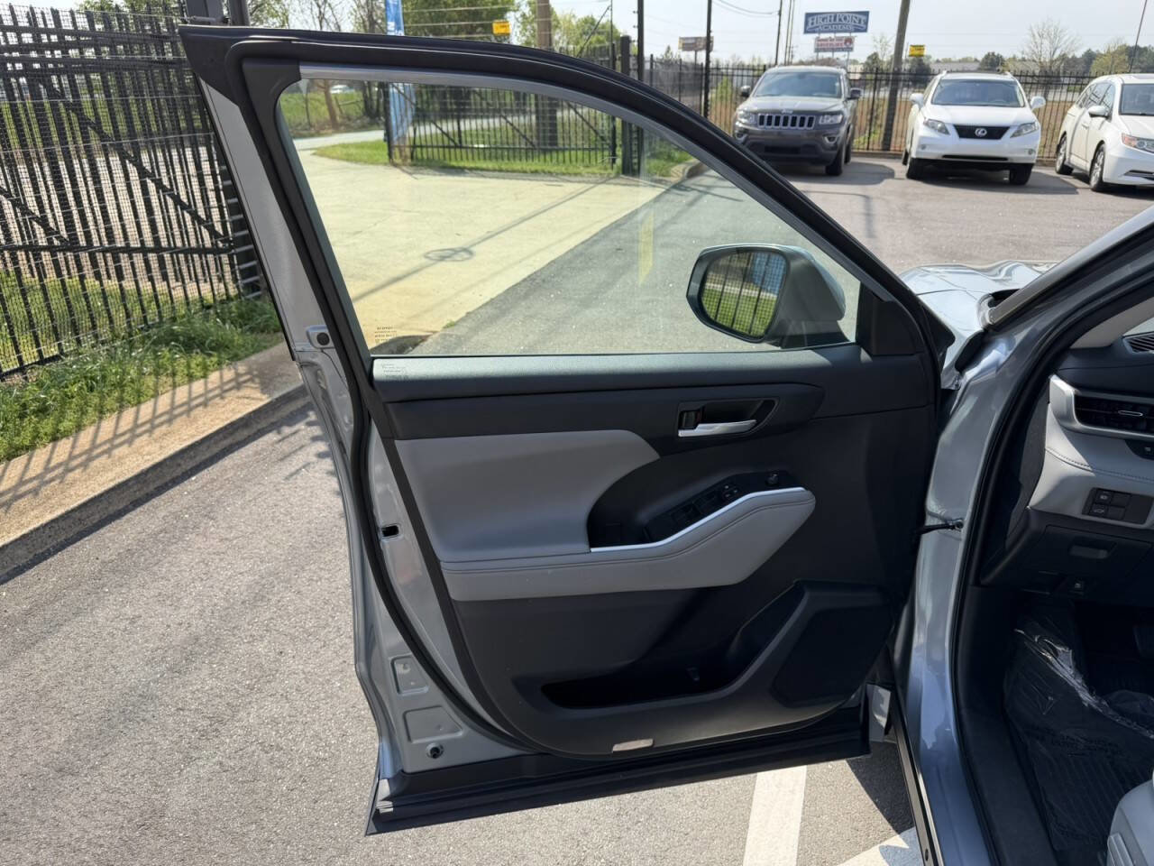 Used 2022 Toyota Highlander XLE image 28