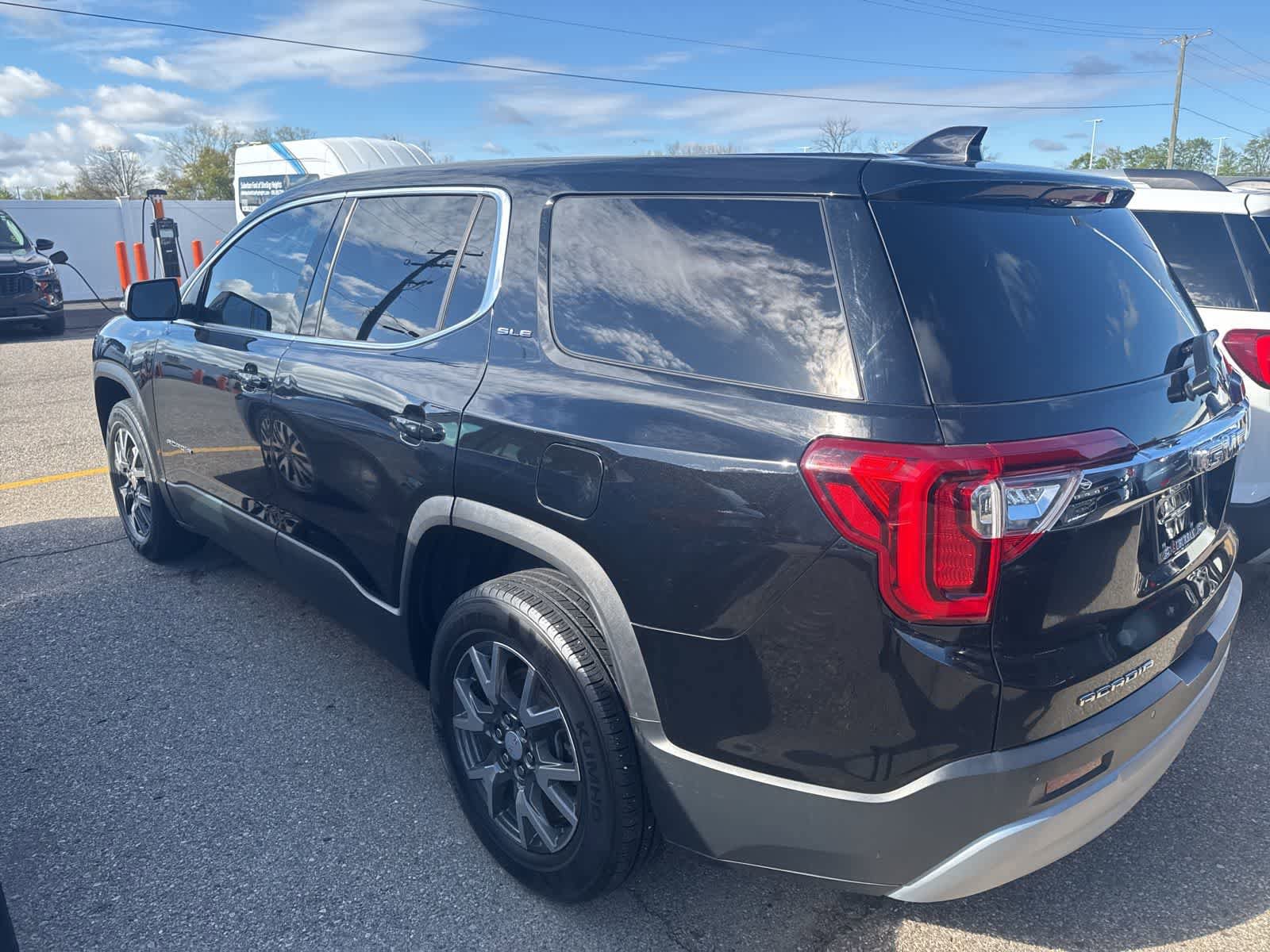 Used 2021 GMC Acadia SLE FWD image 18
