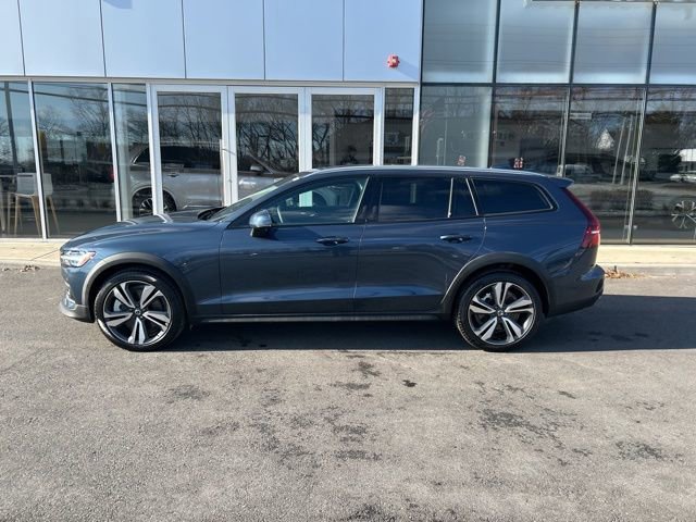 Certified 2025 Volvo V60 B5 Cross Country Plus image 2