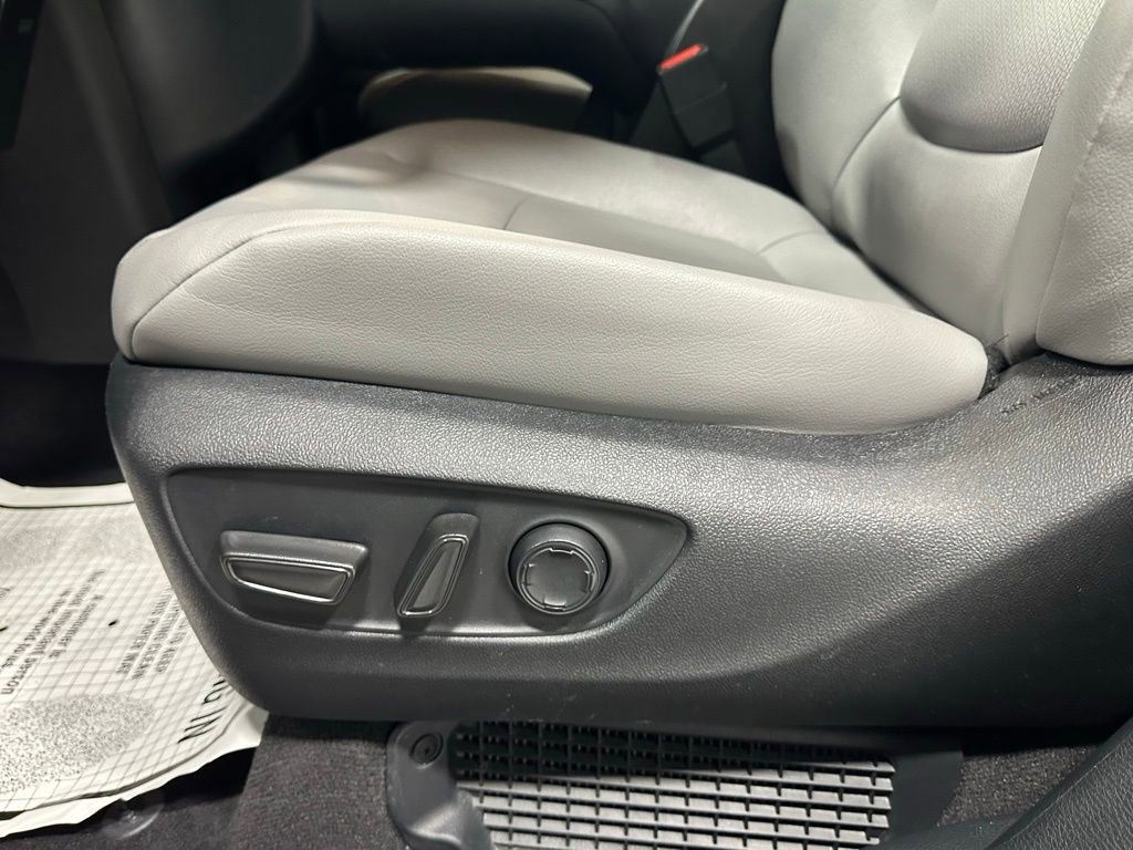Used 2025 Toyota Sienna XLE image 12
