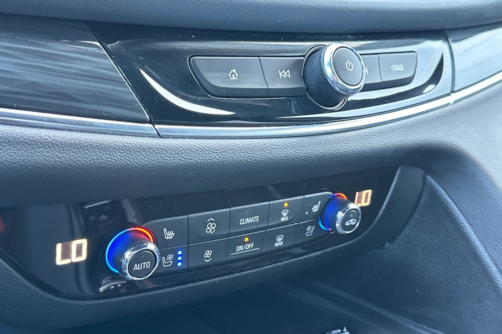 Used 2024 Buick Enclave Premium image 28