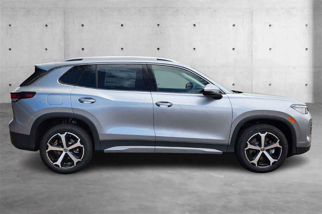 New 2025 Volkswagen Tiguan SE image 2