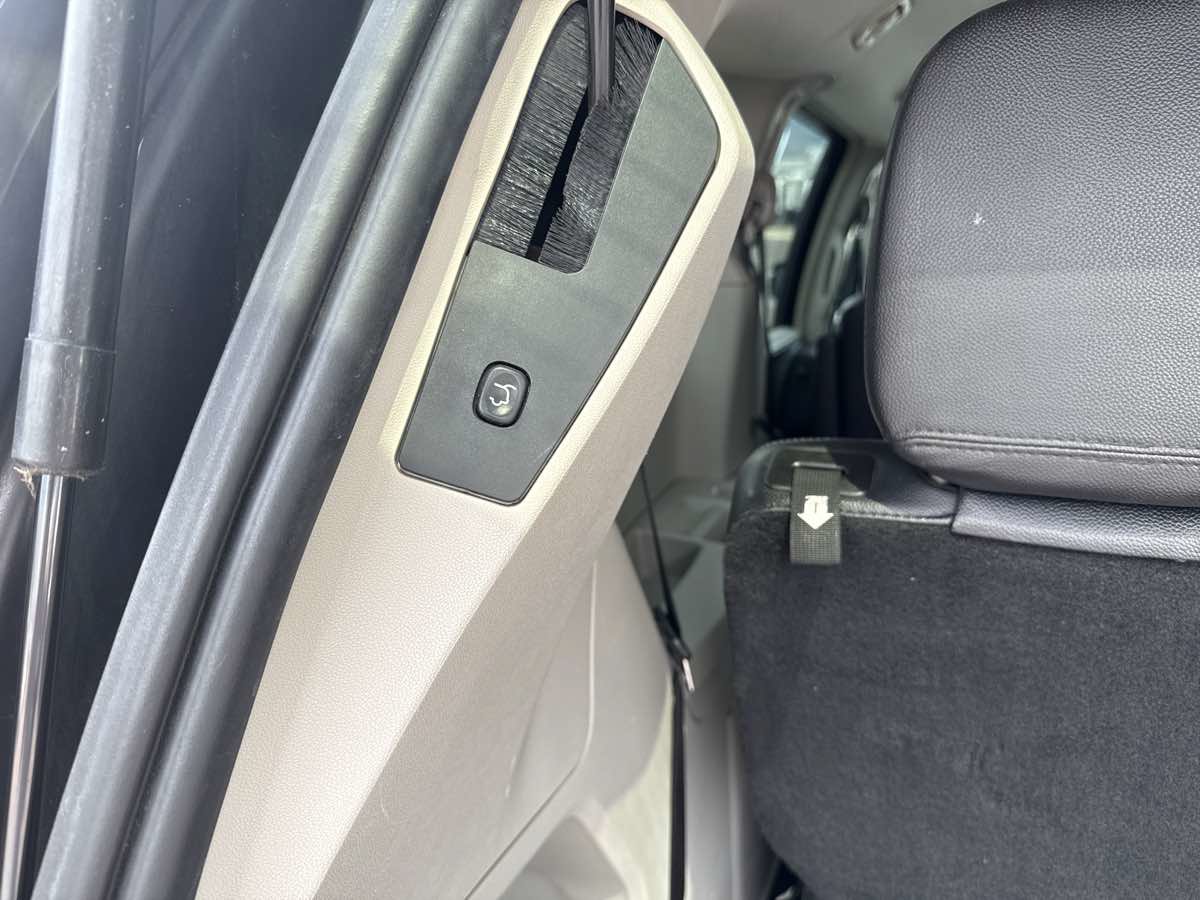 Used 2014 Chrysler Town & Country Touring FWD image 16