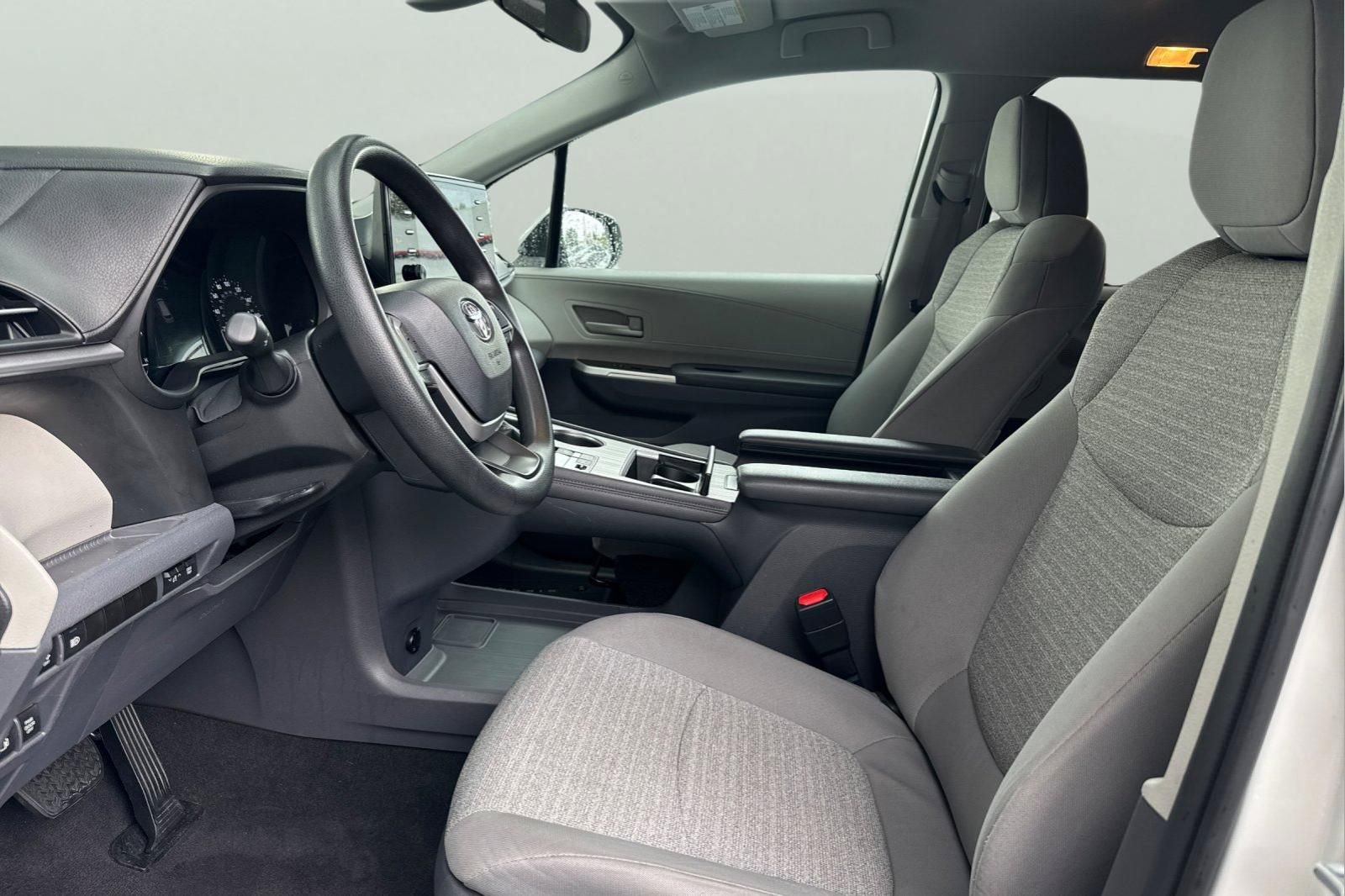 Used 2021 Toyota Sienna LE image 9