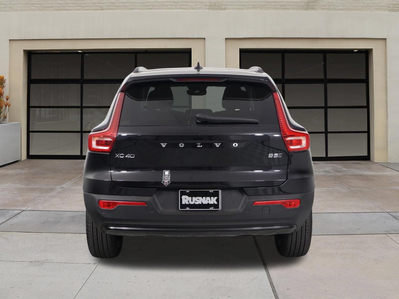 Certified 2025 Volvo XC40 B5 Plus AWD/4WD image 5