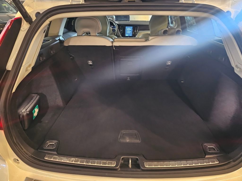 Certified 2024 Volvo V60 B5 Cross Country Plus image 7