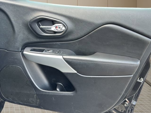 Used 2018 Jeep Cherokee Overland w/ Technology Group image 33
