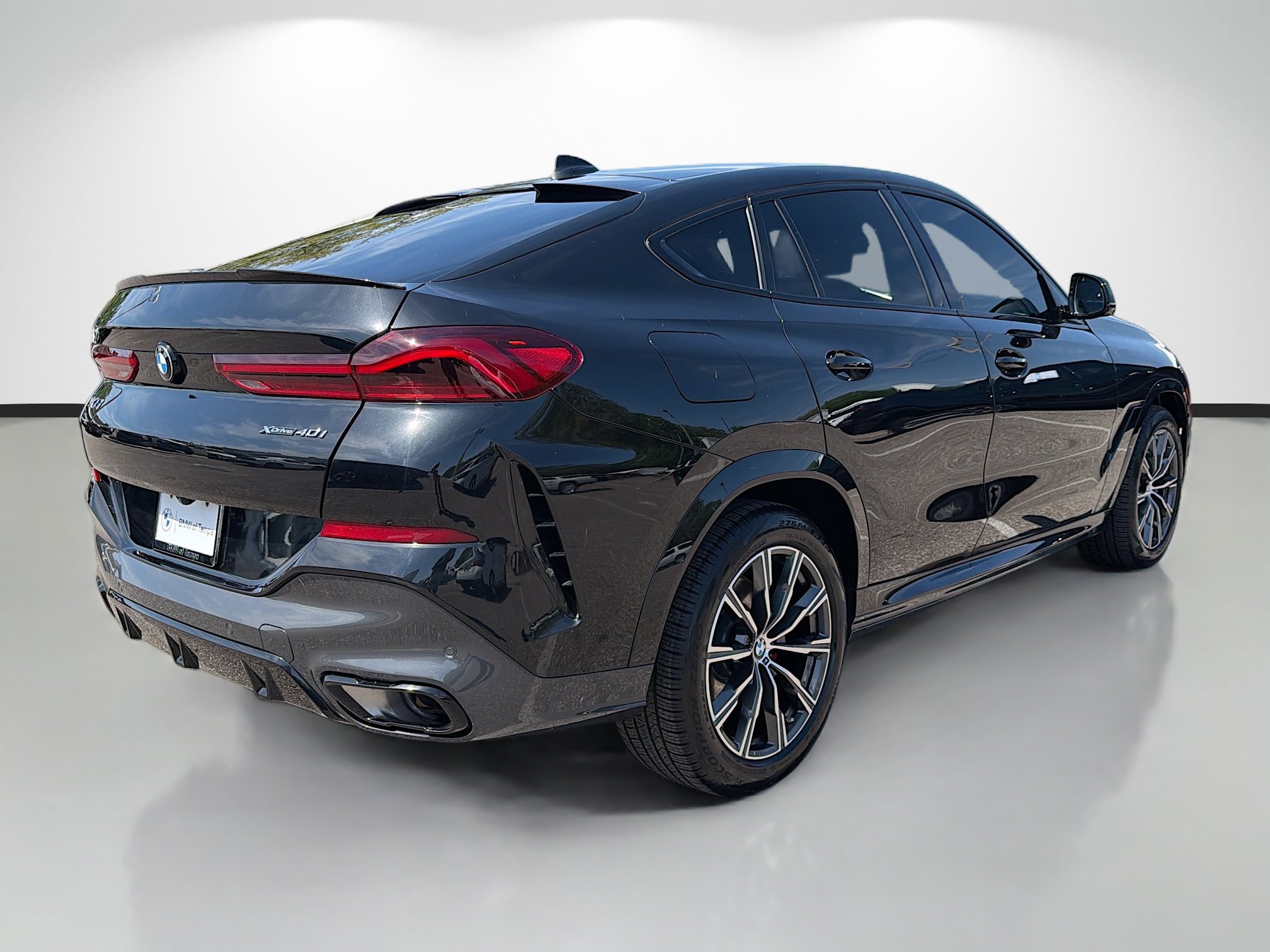 Used 2023 BMW X6 xDrive40i w/ M Sport Package image 3