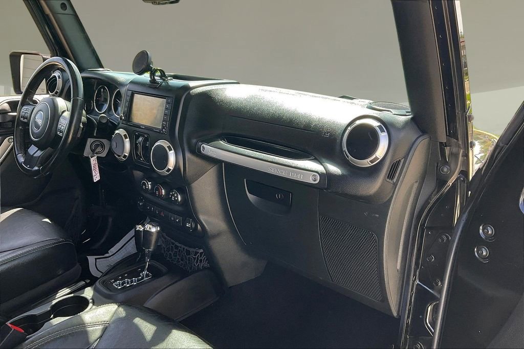 Used 2015 Jeep Wrangler Unlimited Rubicon w/ Connectivity Group AWD/4WD image 23