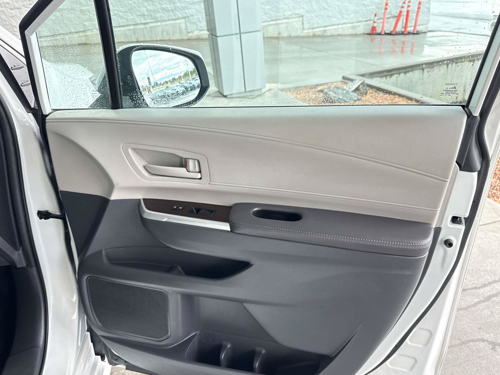 Used 2024 Toyota Sienna LE AWD/4WD image 21