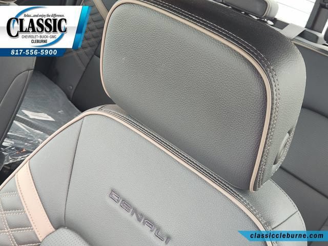Used 2025 GMC Canyon Denali AWD/4WD image 16