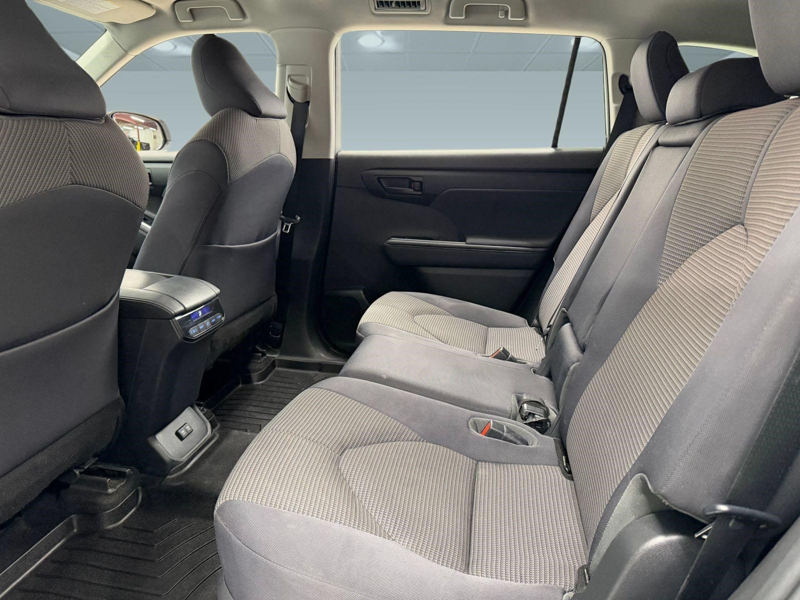 Used 2020 Toyota Highlander LE AWD/4WD image 13