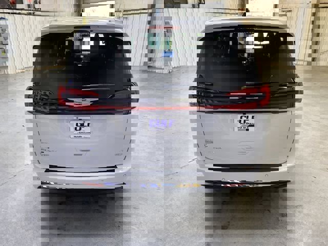 Used 2026 Chrysler Pacifica Select image 7