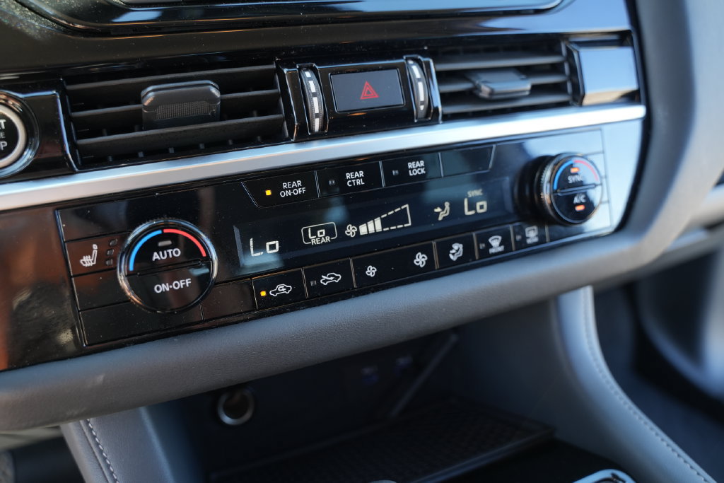 Used 2024 Nissan Pathfinder SV AWD/4WD image 34