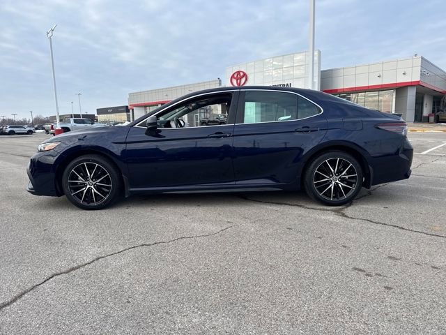 Used 2021 Toyota Camry SE image 3