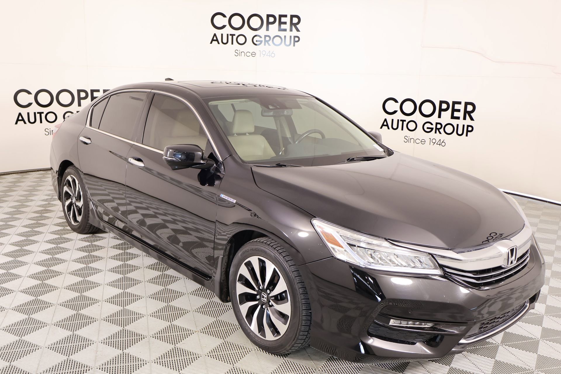Used 2017 Honda Accord Touring image 1