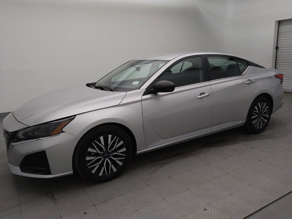 Used 2024 Nissan Altima 2.5 SV image 2