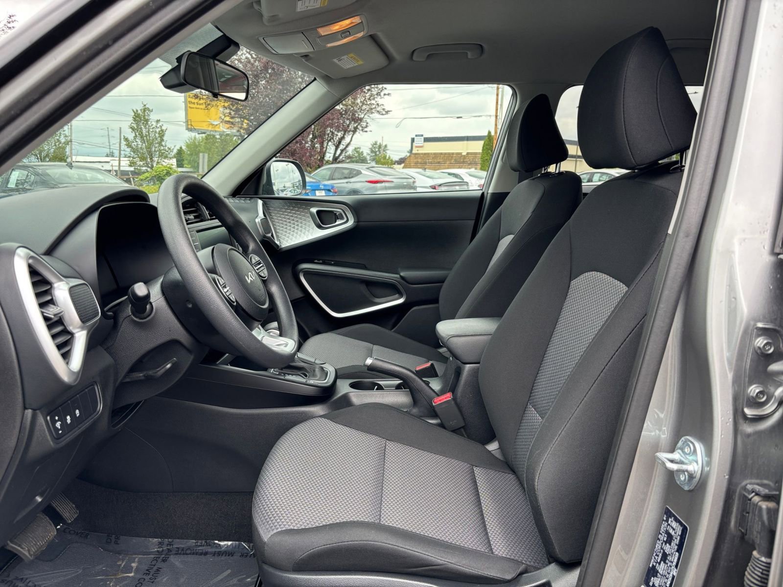 Used 2025 Kia Soul LX w/ LX Technology Package FWD image 24