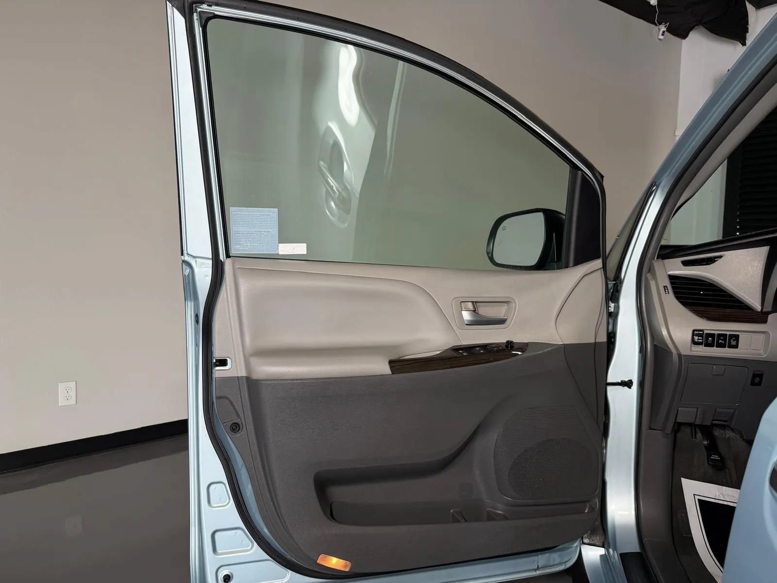 Used 2015 Toyota Sienna XLE Premium FWD image 20