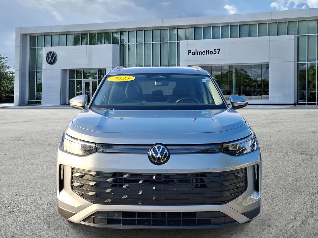 Certified 2025 Volkswagen Tiguan SE image 2