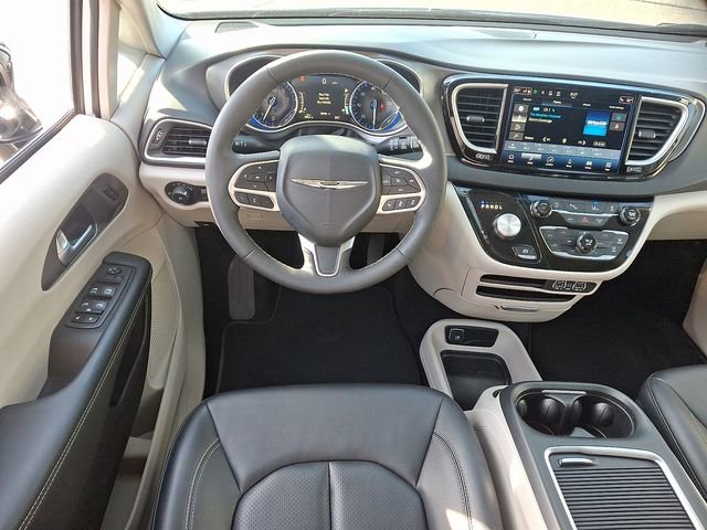 Used 2024 Chrysler Pacifica Touring-L image 11