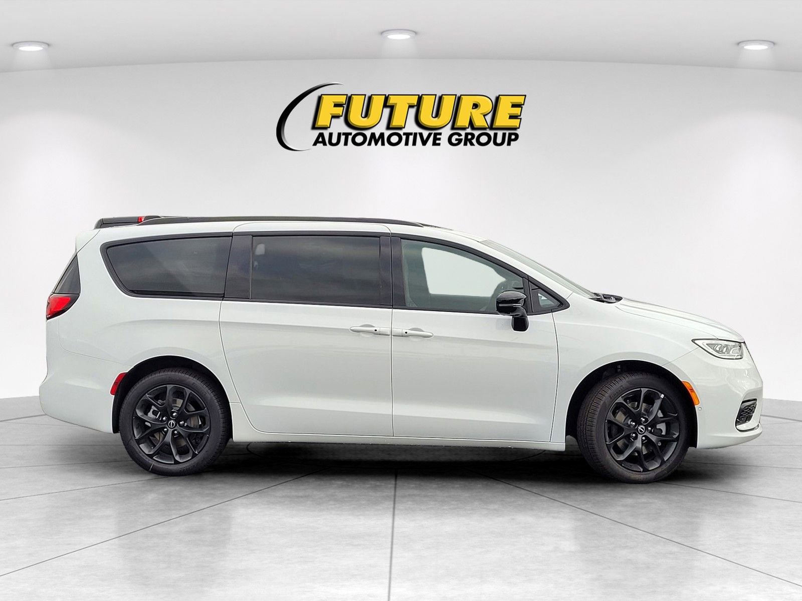 New 2026 Chrysler Pacifica Limited w/ Uconnect Theater Family Group image 8