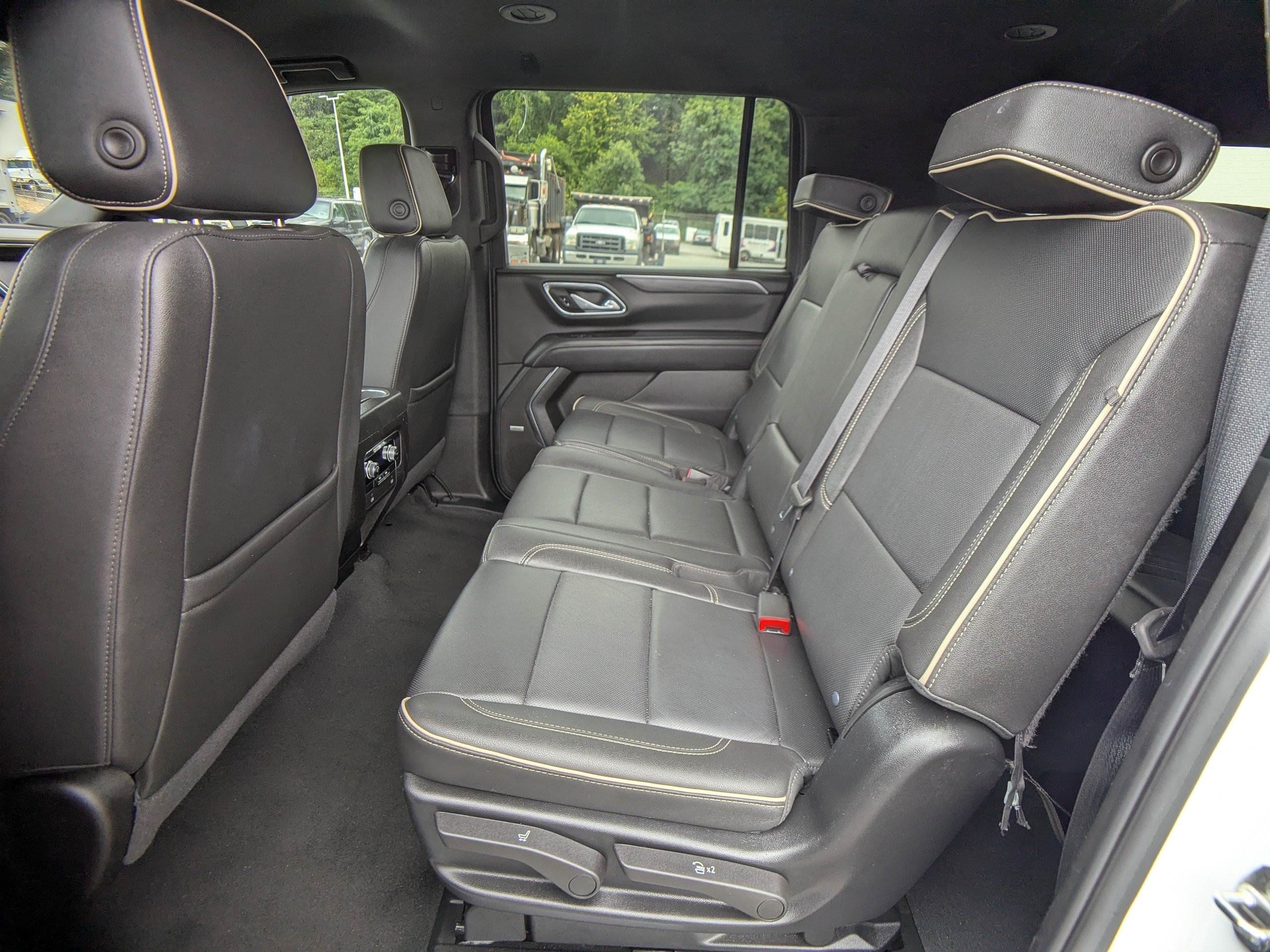 Used 2024 GMC Yukon XL SLT AWD/4WD image 15