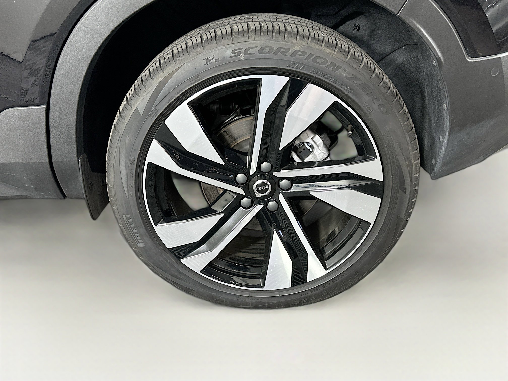 Used 2025 Volvo XC40 B5 Plus AWD/4WD image 11