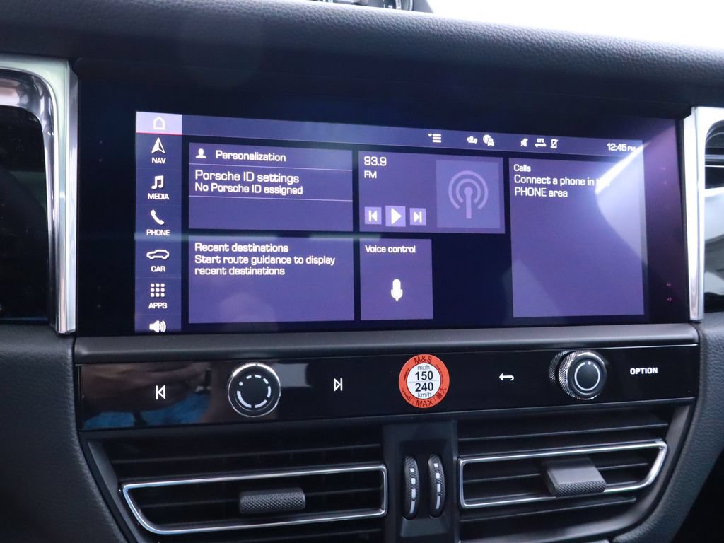 Certified 2025 Porsche Macan AWD/4WD image 31