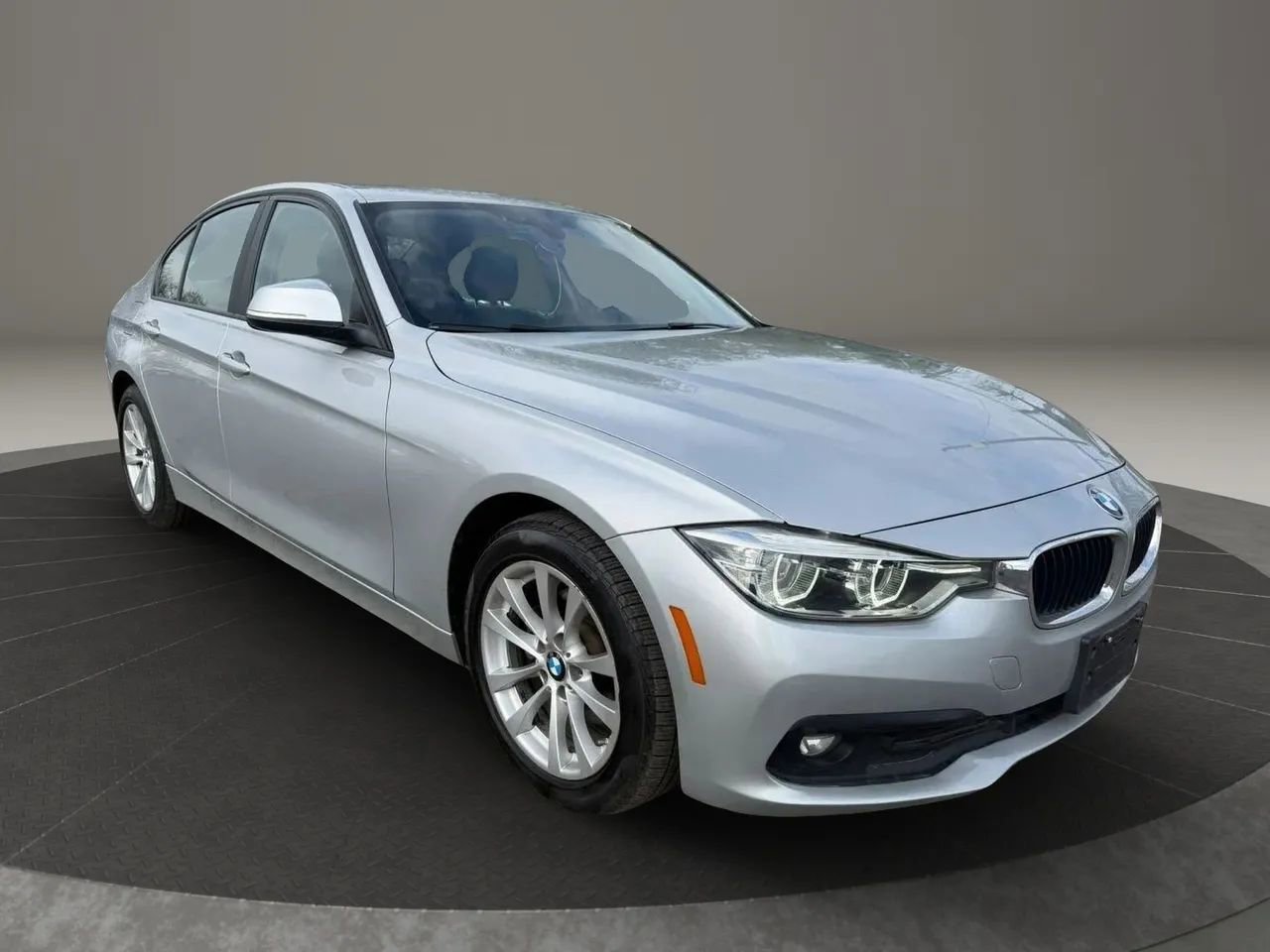 Used 2018 BMW 320i xDrive Sedan w/ Convenience Package AWD/4WD image 3