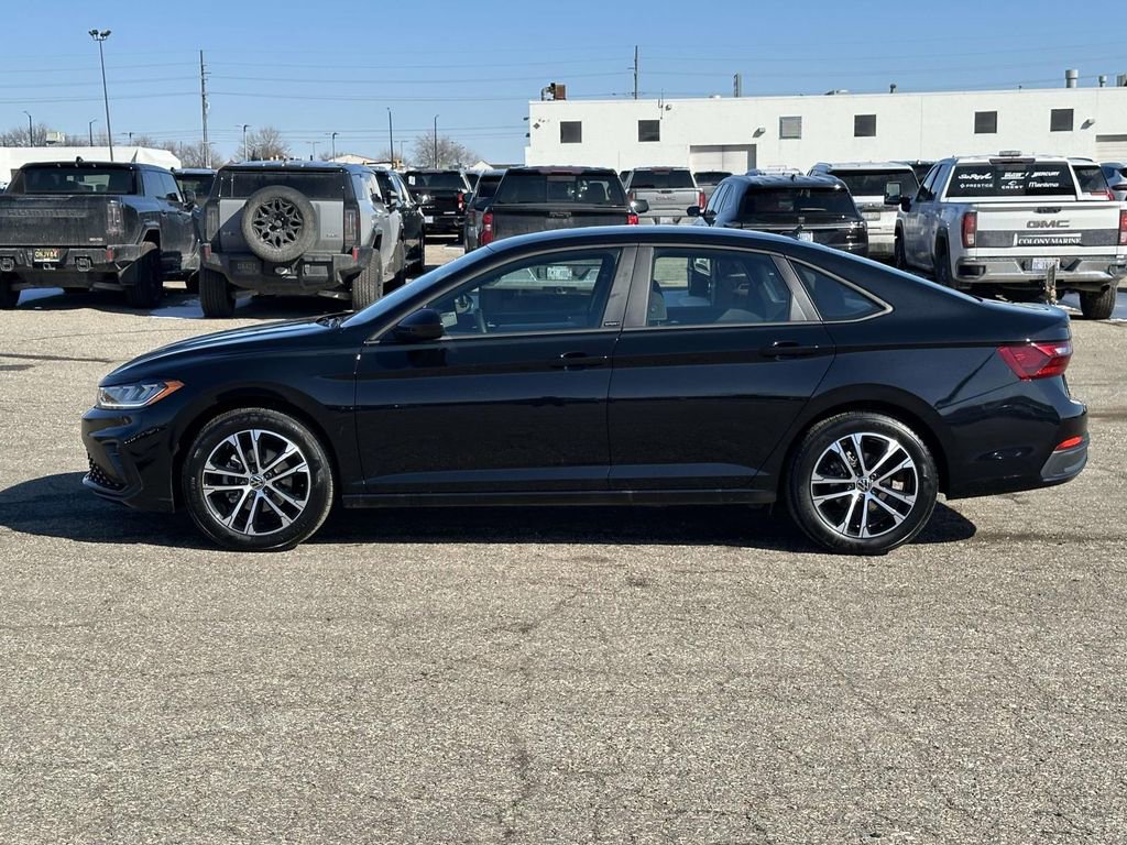 Used 2025 Volkswagen Jetta Sport image 2