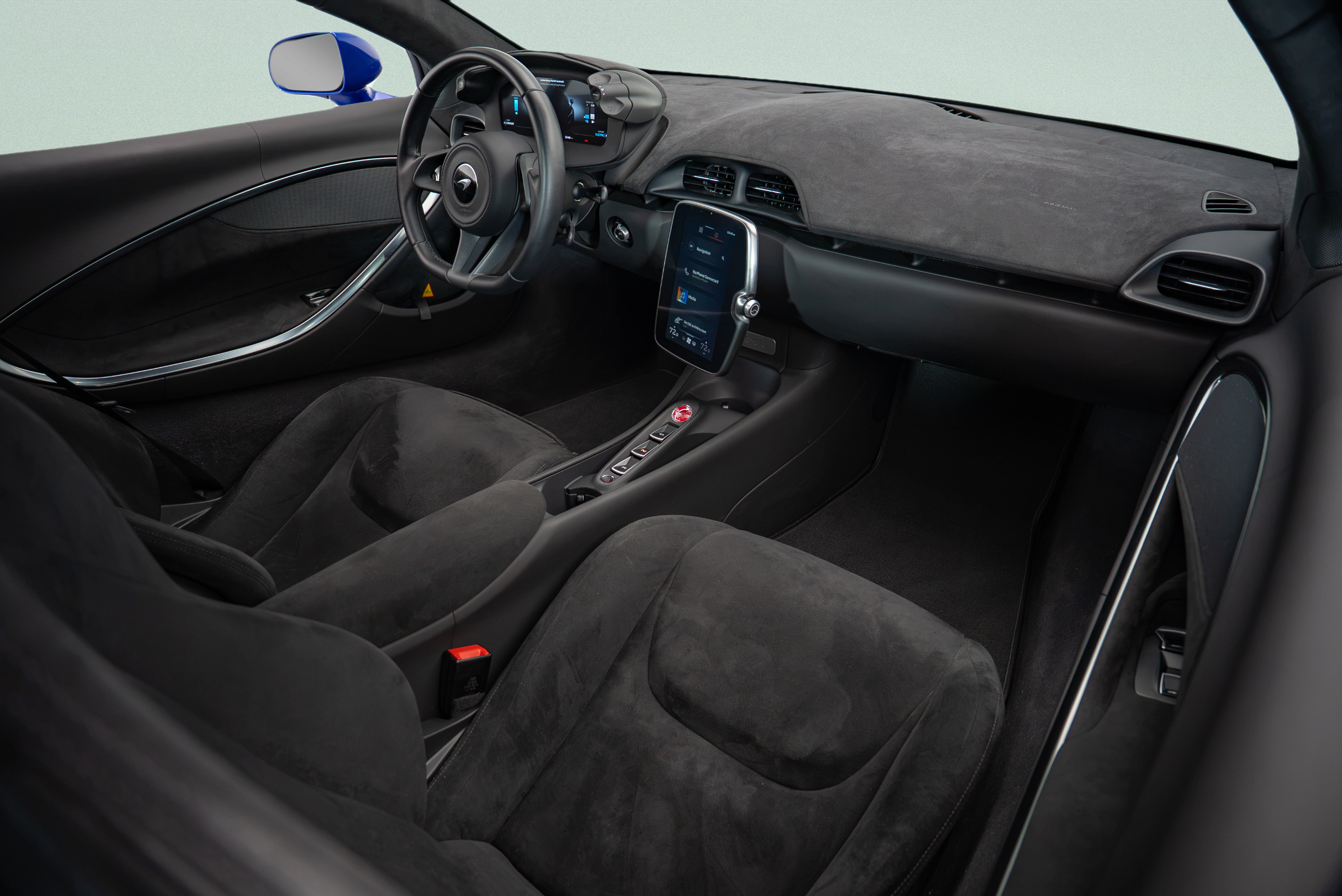 Used 2024 McLaren Artura RWD image 8