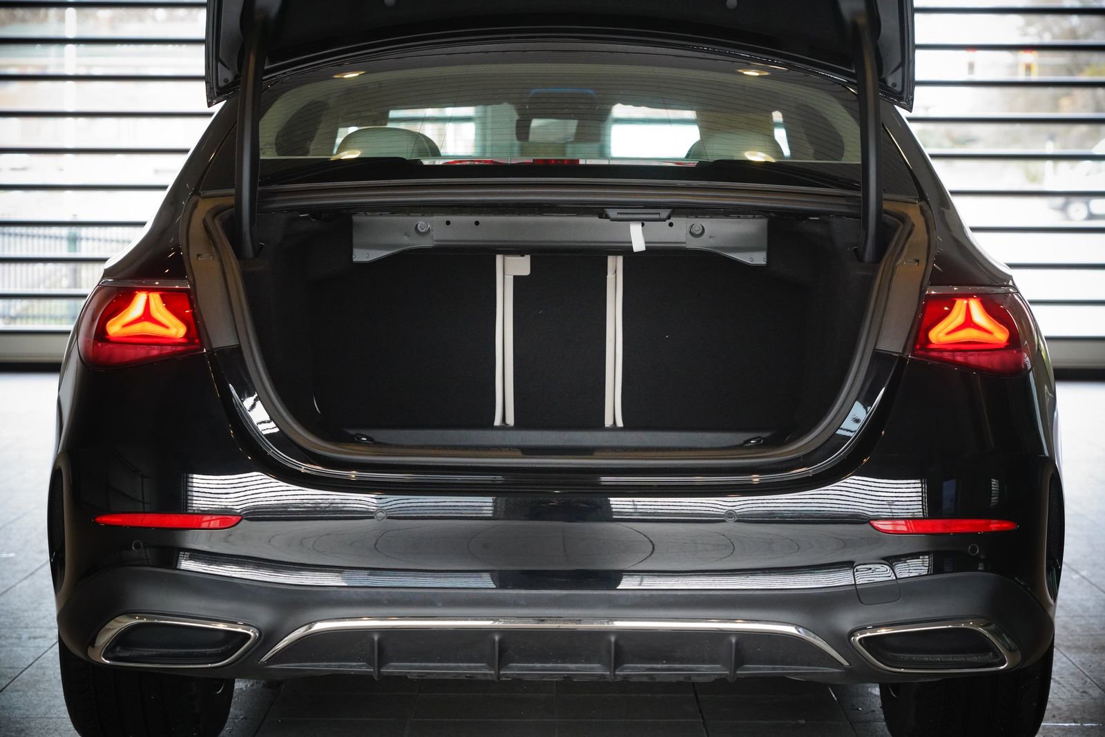 Used 2025 Mercedes-Benz E 350 4MATIC Sedan image 29