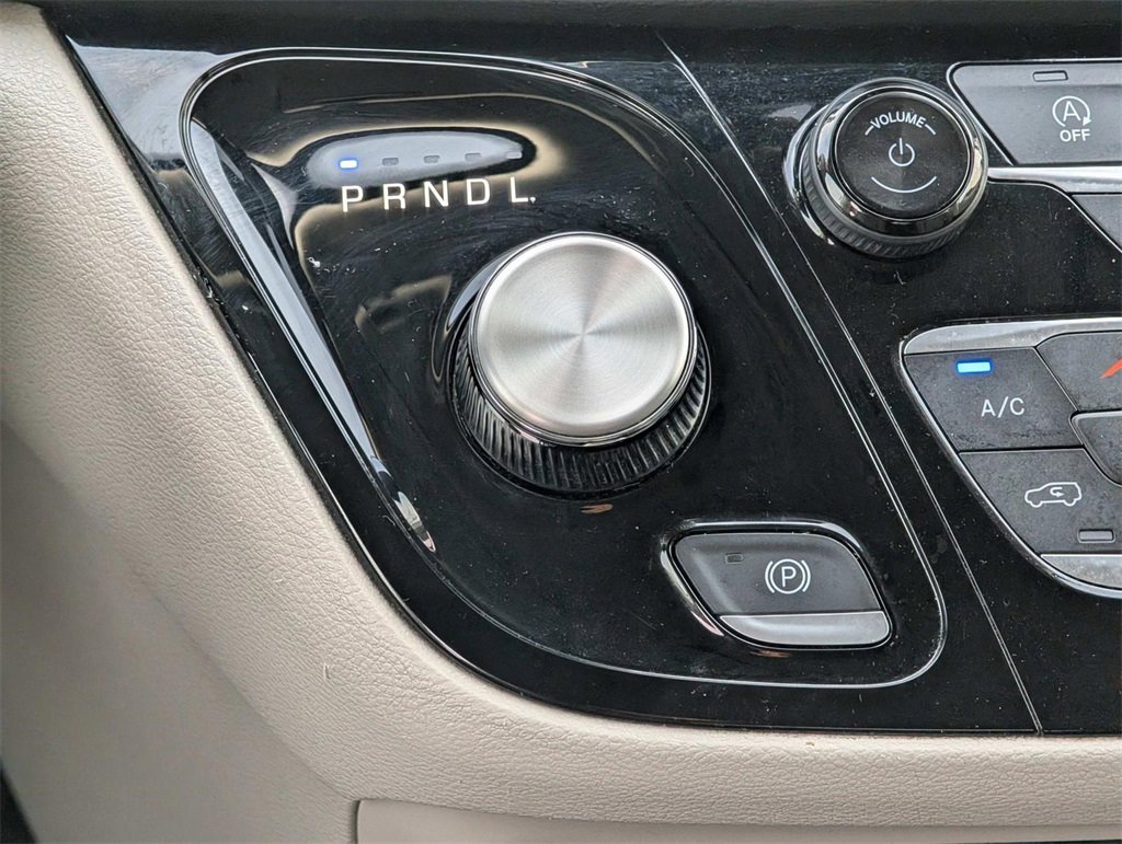 Used 2023 Chrysler Voyager LX image 17