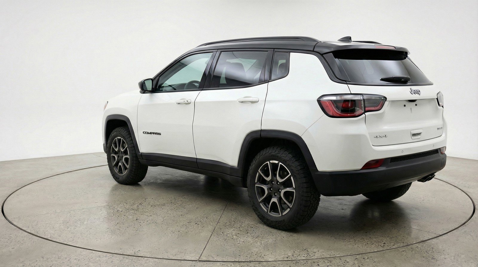 Used 2025 Jeep Compass Trailhawk image 5