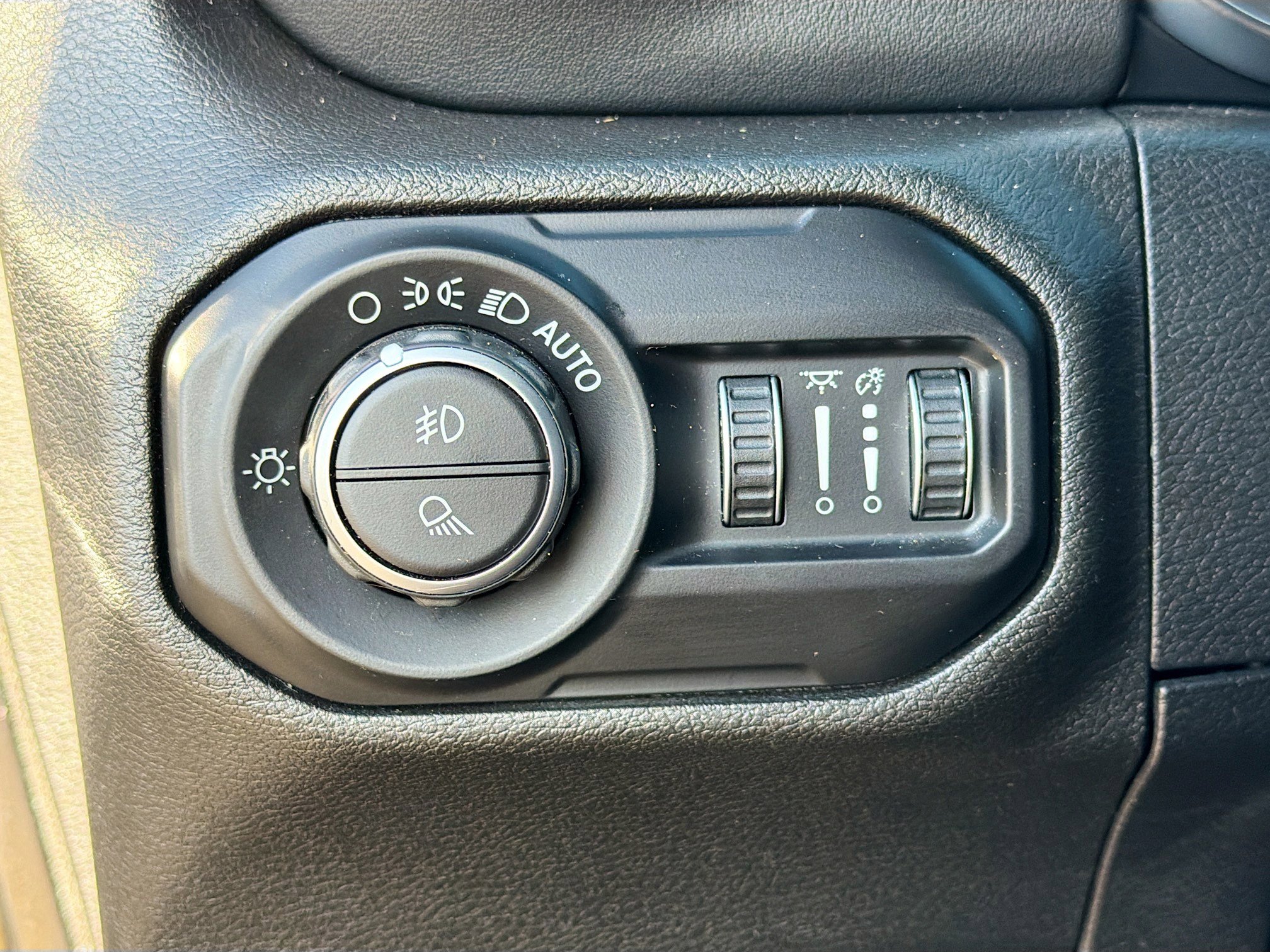 Used 2020 Jeep Gladiator Overland AWD/4WD image 34