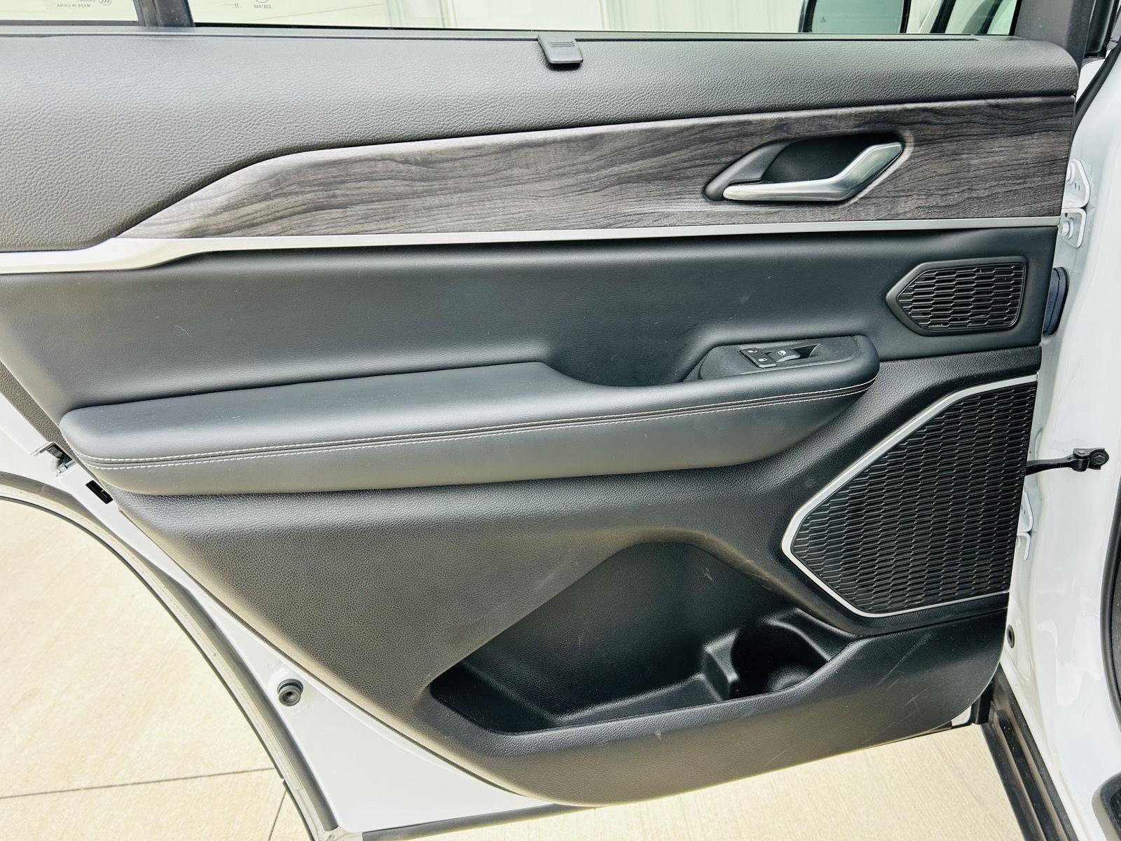 Used 2022 Jeep Grand Cherokee L Limited w/ Luxury Tech Group II image 31