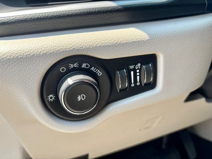 Used 2020 Chrysler Pacifica Touring-L Plus FWD image 27