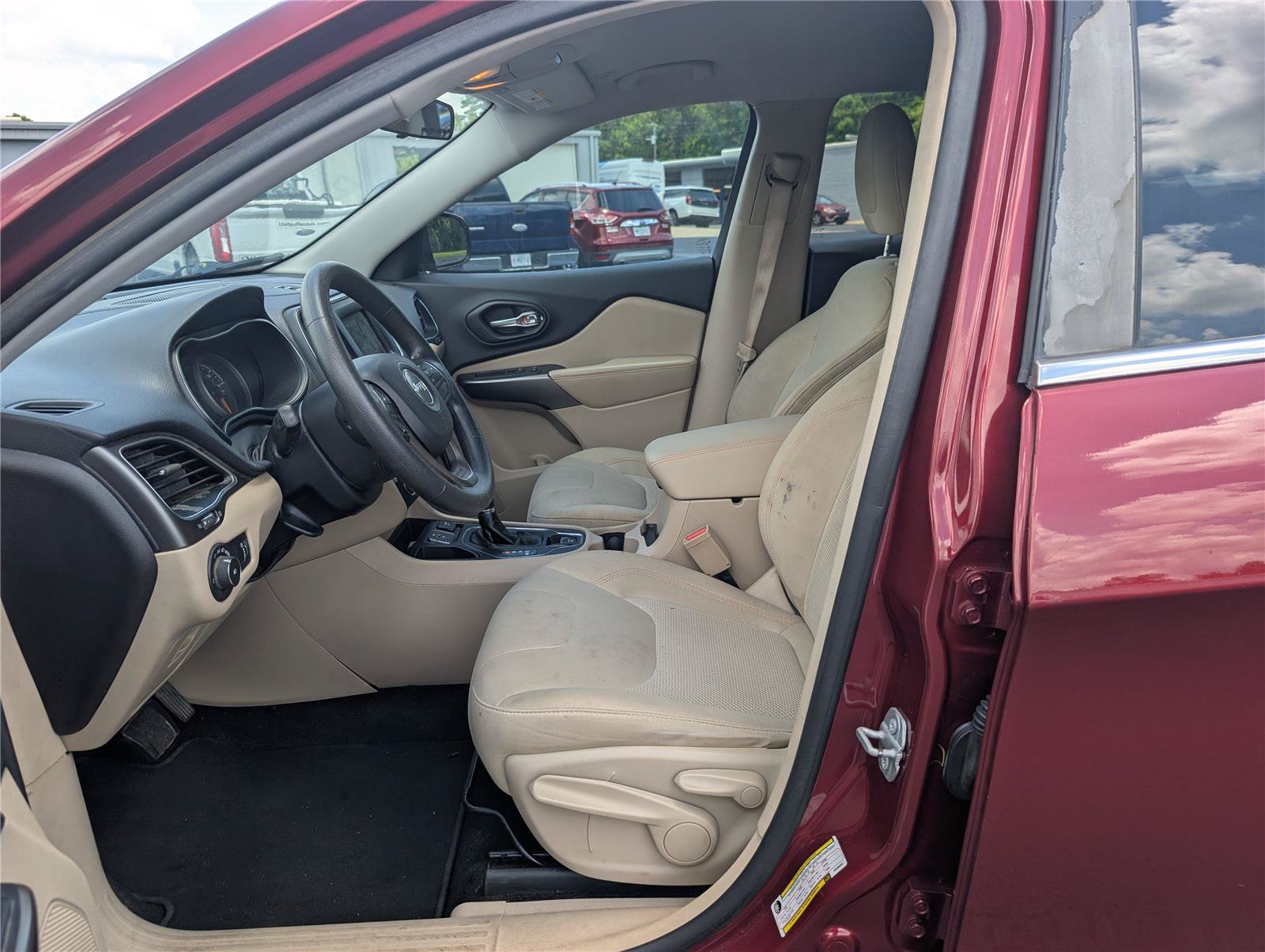 Used 2019 Jeep Cherokee Latitude w/ Popular Appearance Group FWD image 12