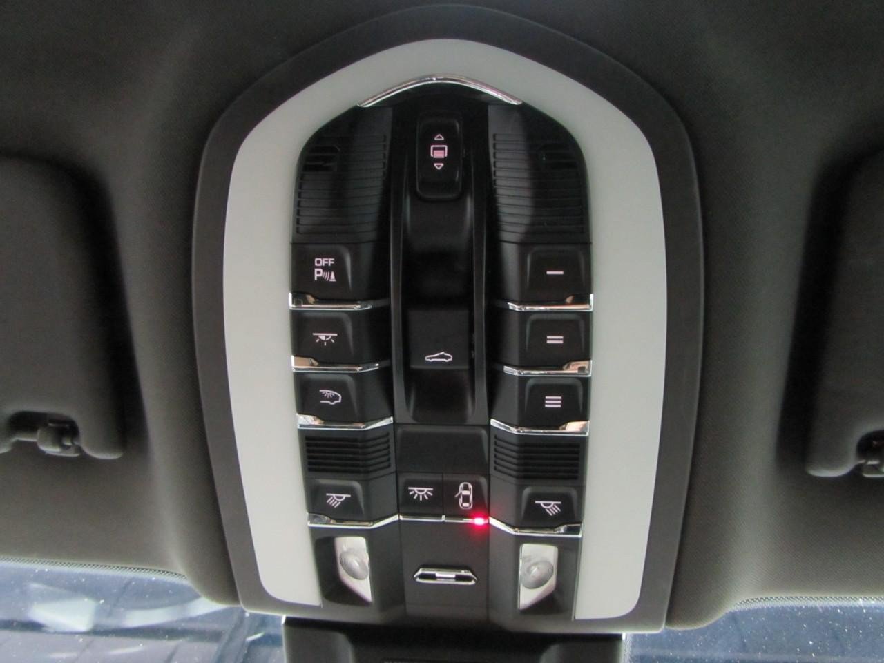 Used 2021 Porsche Macan S AWD/4WD image 34