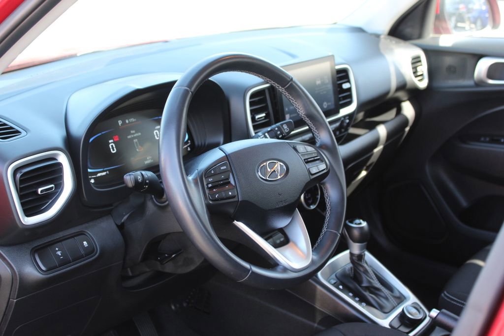 Used 2025 Hyundai Venue SEL FWD image 11