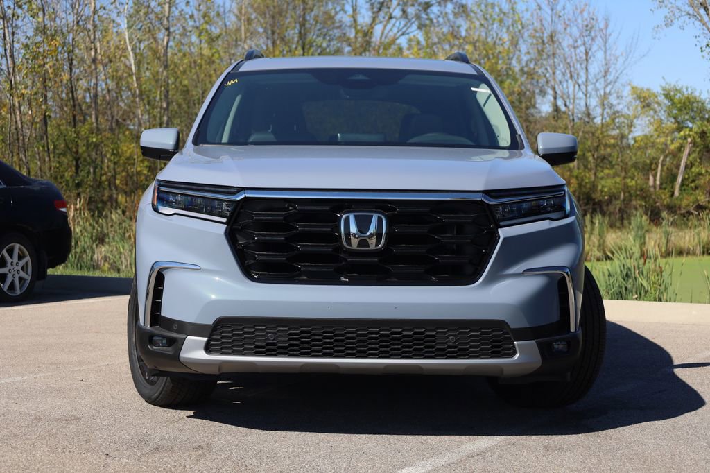New 2025 Honda Pilot Touring image 2