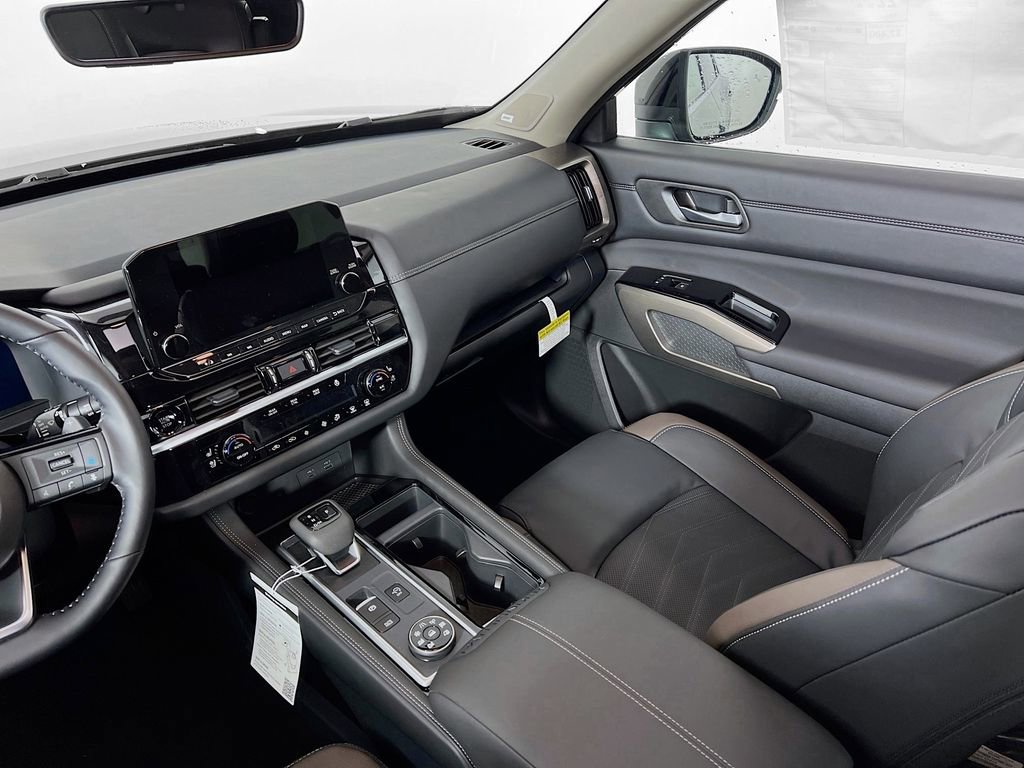 Used 2025 Nissan Pathfinder Platinum image 22