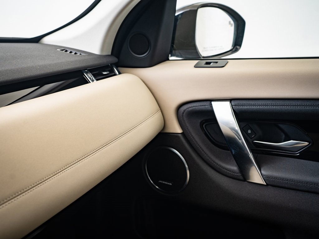 Used 2022 Land Rover Discovery Sport SE image 32