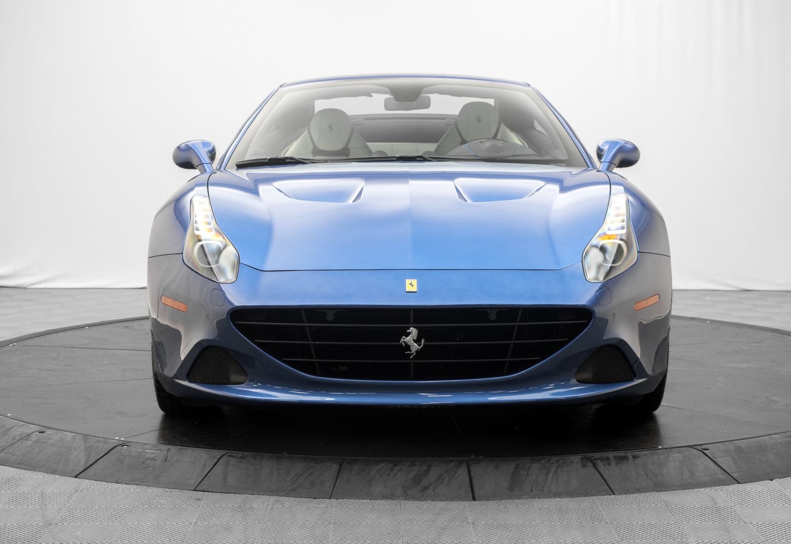 Used 2016 Ferrari California T RWD image 16