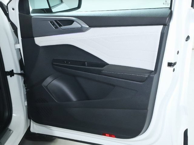 Certified 2025 Volkswagen Taos SEL AWD/4WD image 35