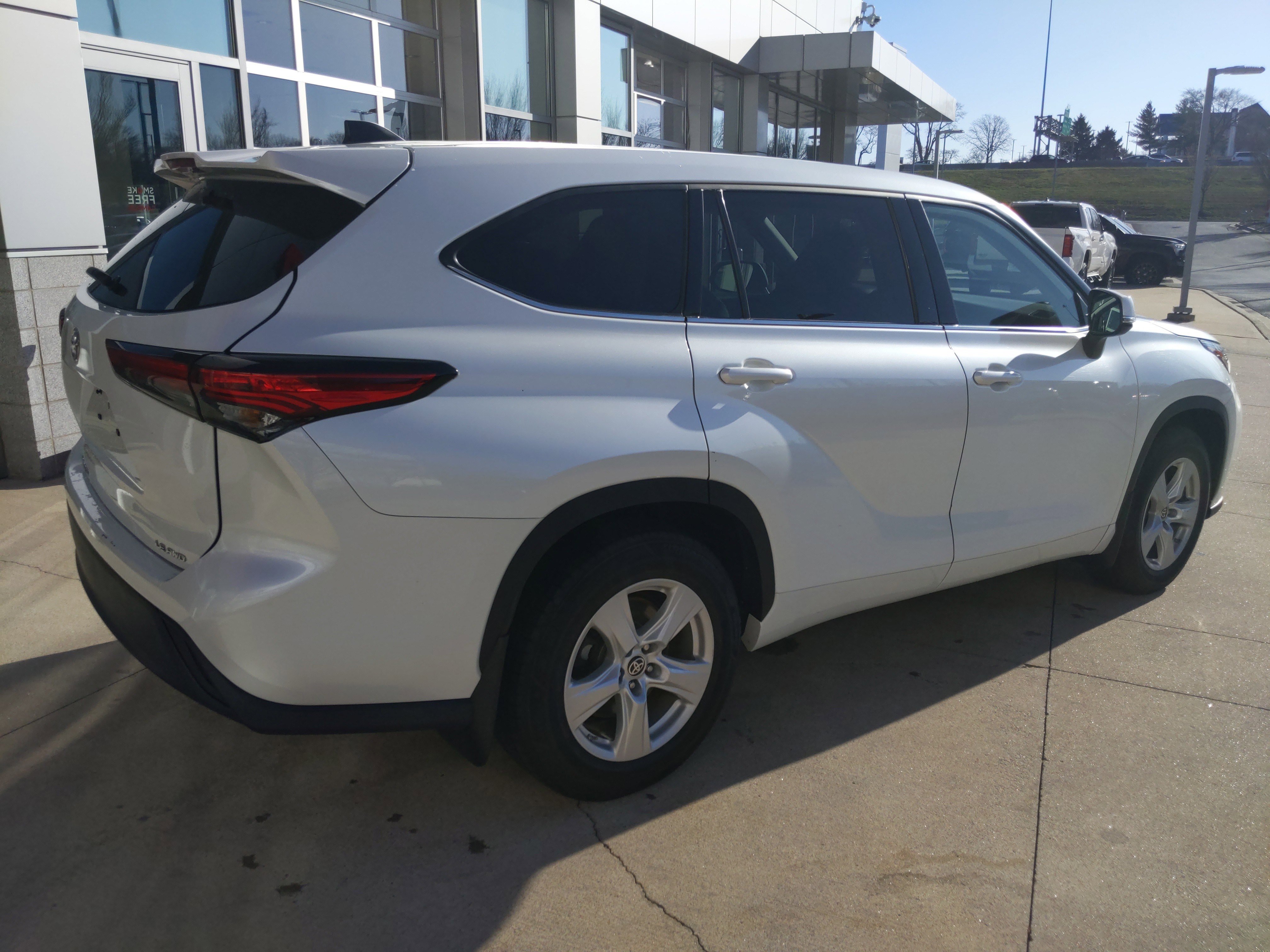 Used 2022 Toyota Highlander LE image 6