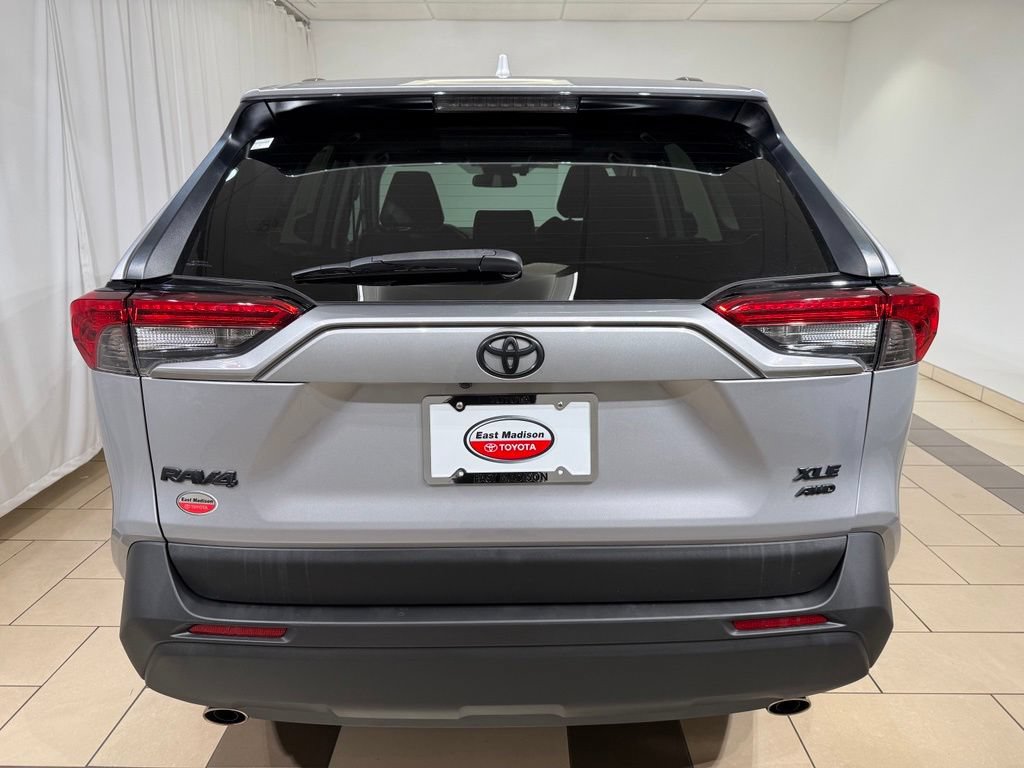 Used 2022 Toyota RAV4 XLE Premium AWD/4WD image 4