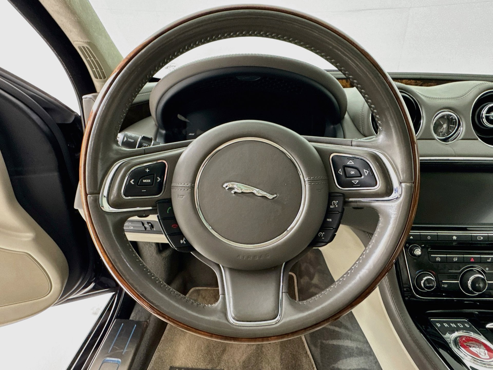 Used 2017 Jaguar XJ L Portfolio RWD image 12